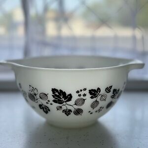 Vintage Pyrex Gooseberry Black and White 1 1/2 Pint #441 Cinderella Mixing Bowl